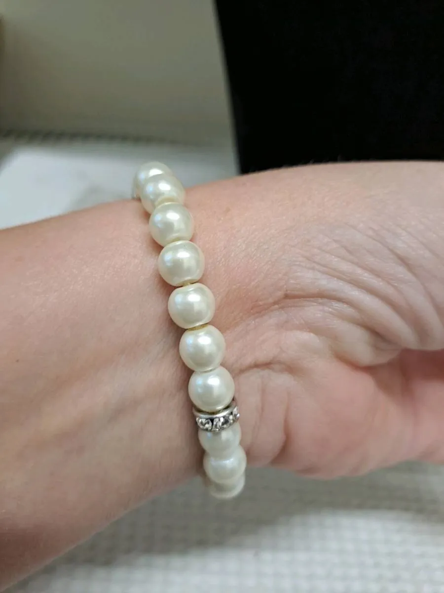 Pearl Style Stretch Bracelet with Sparkle Spacers - Image 3