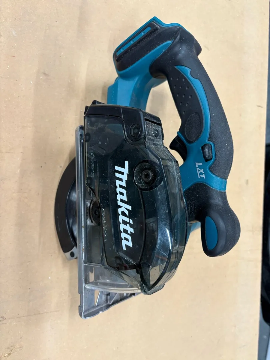 Makita dcs552z mint condition - Image 3