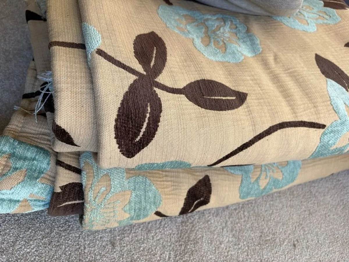 4 Sets of Curtains - Image 1