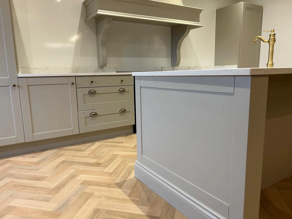 Large kitchen - over mantle & large centre island - Image 2