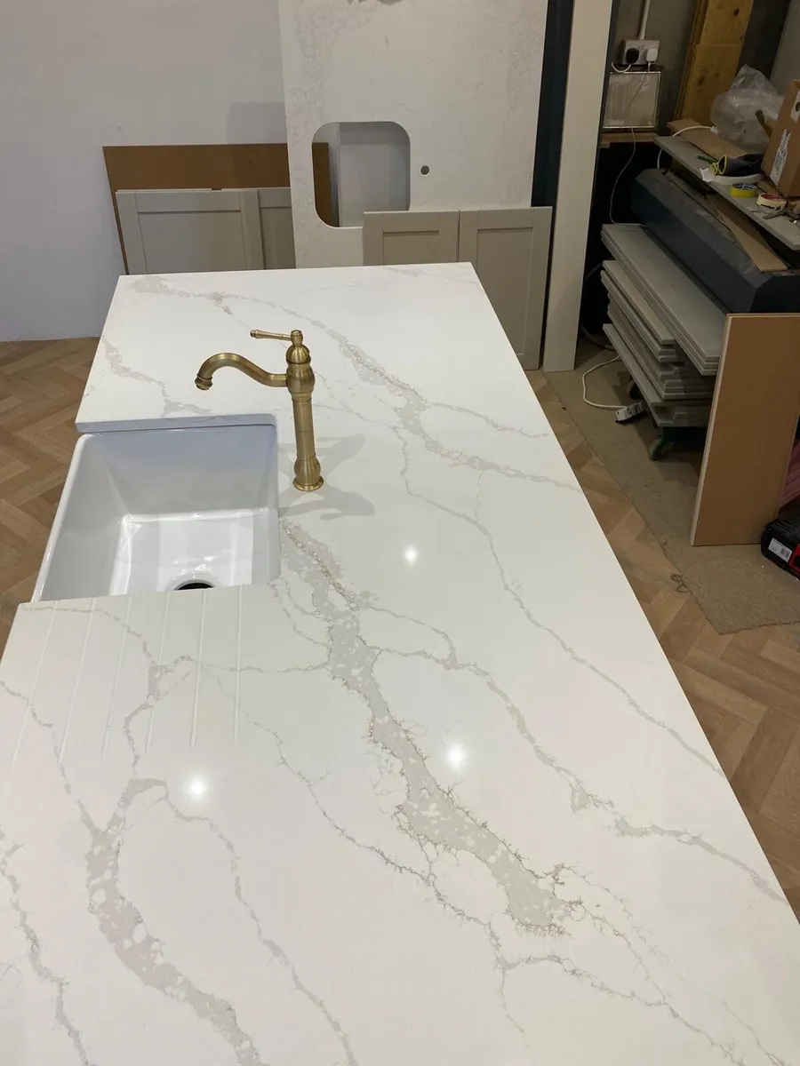 Large kitchen - over mantle & large centre island - Image 4