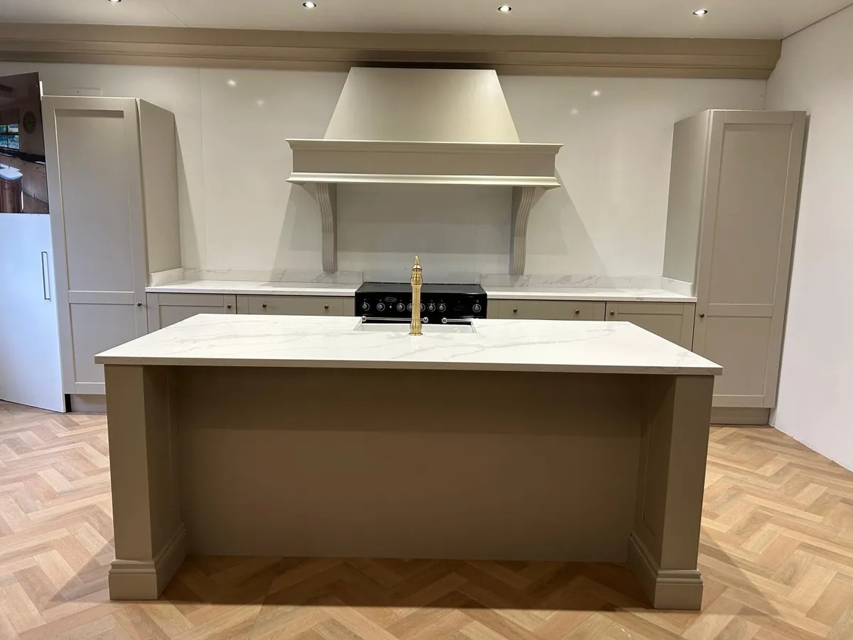 Large kitchen - over mantle & large centre island - Image 3