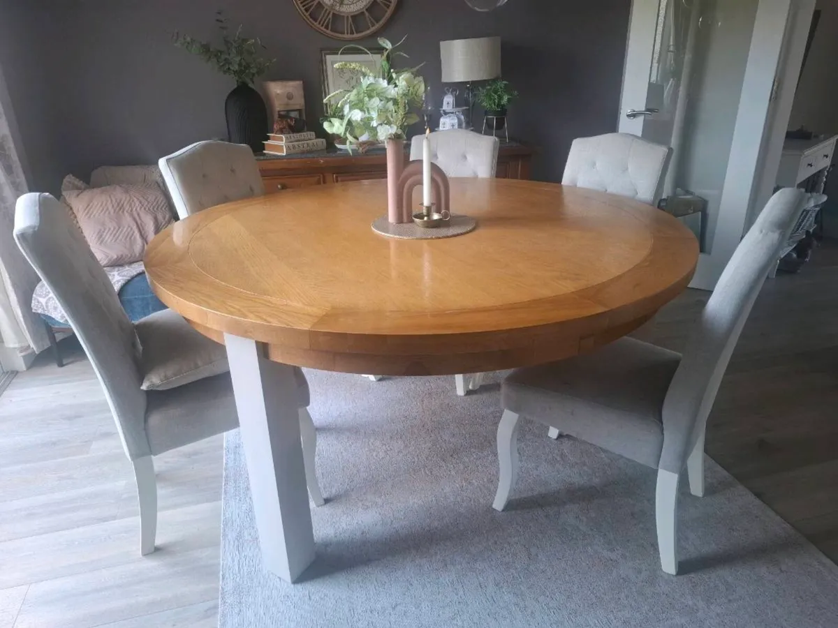 Table and chairs - Image 1