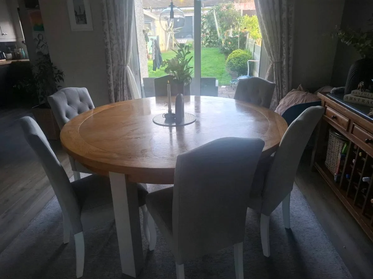 Table and chairs - Image 2