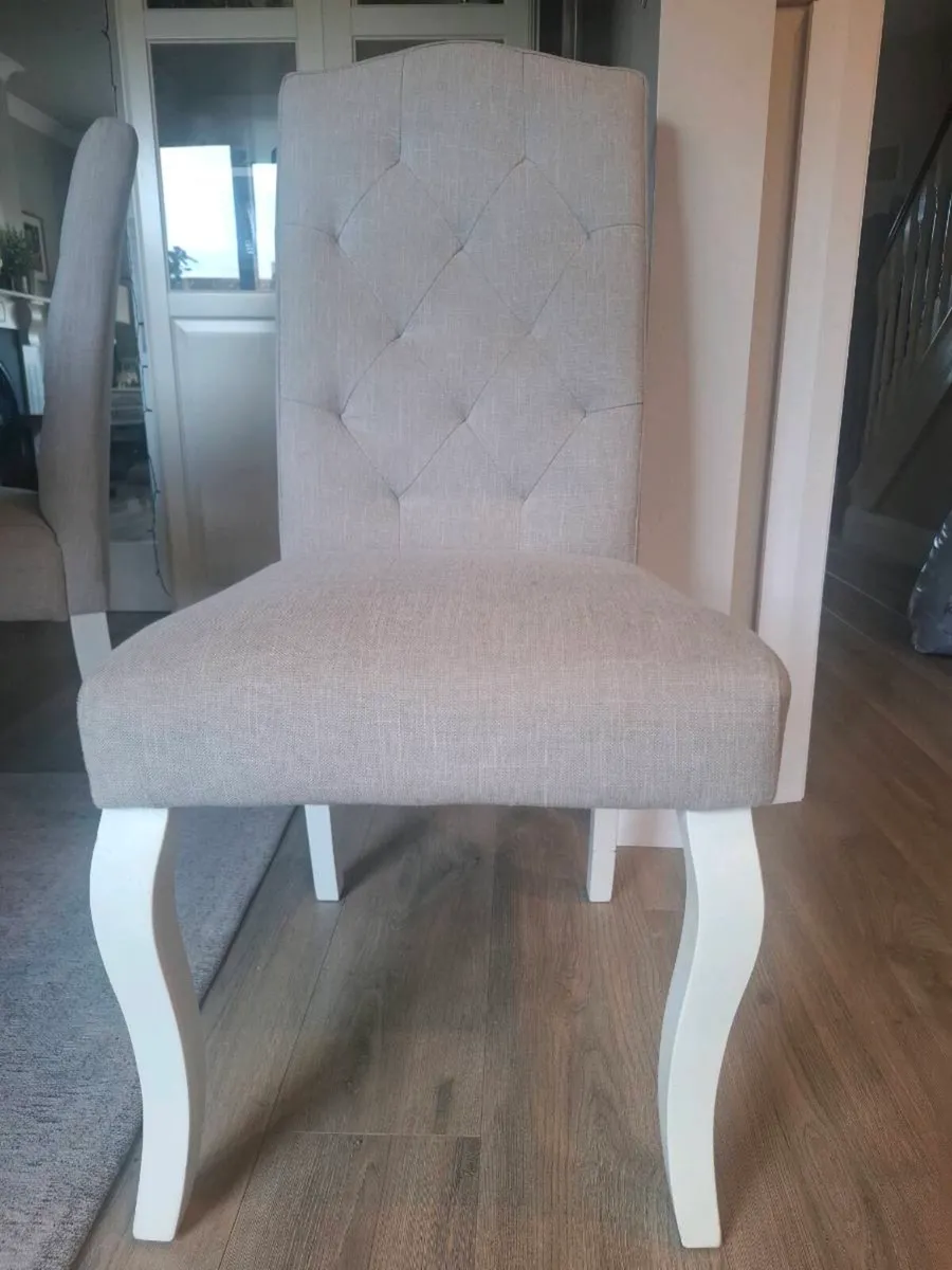 Table and chairs - Image 4