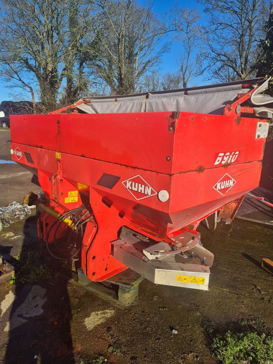 Kuhn fertiliser spreader - Image 1