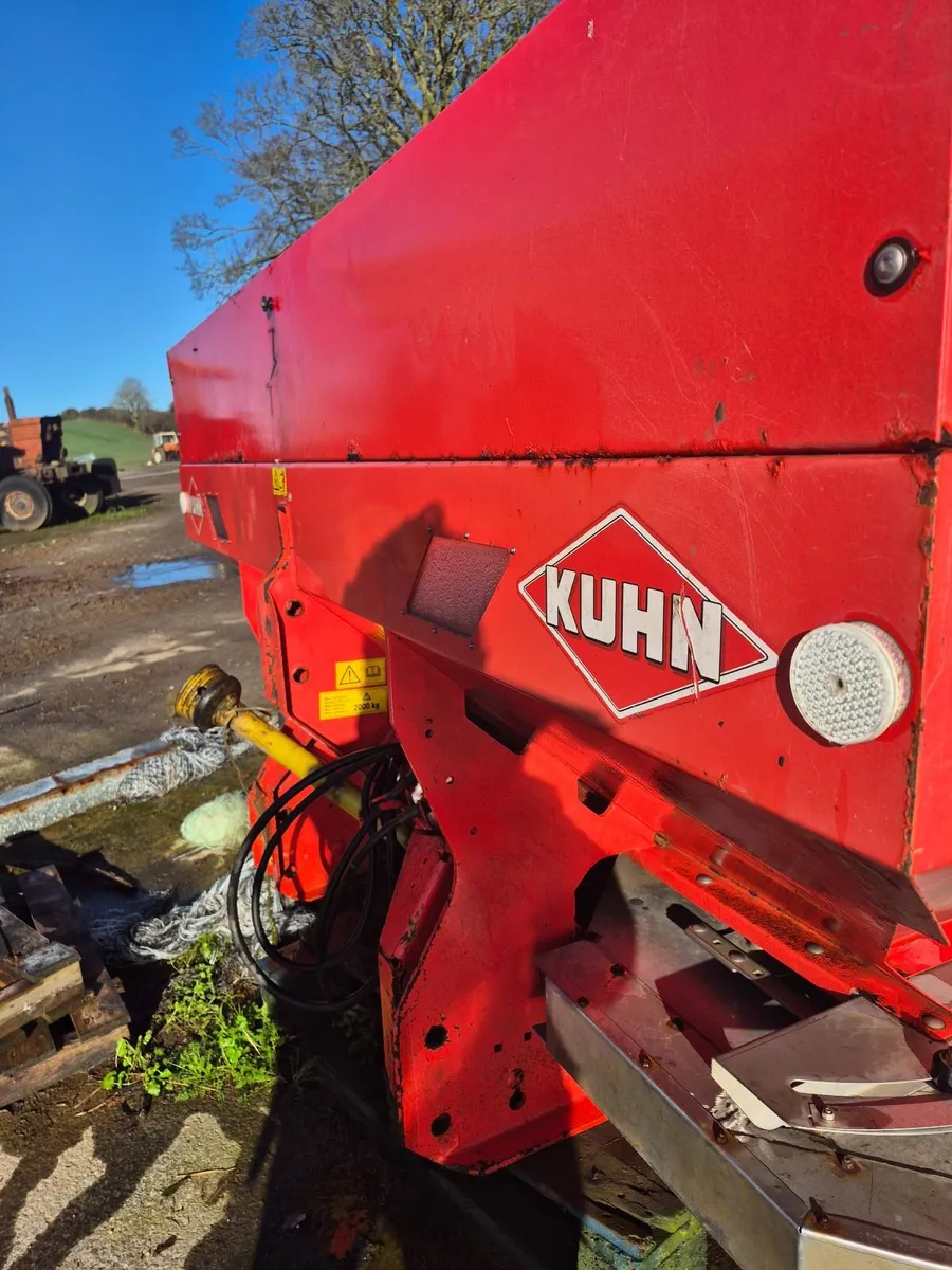 Kuhn fertiliser spreader - Image 3