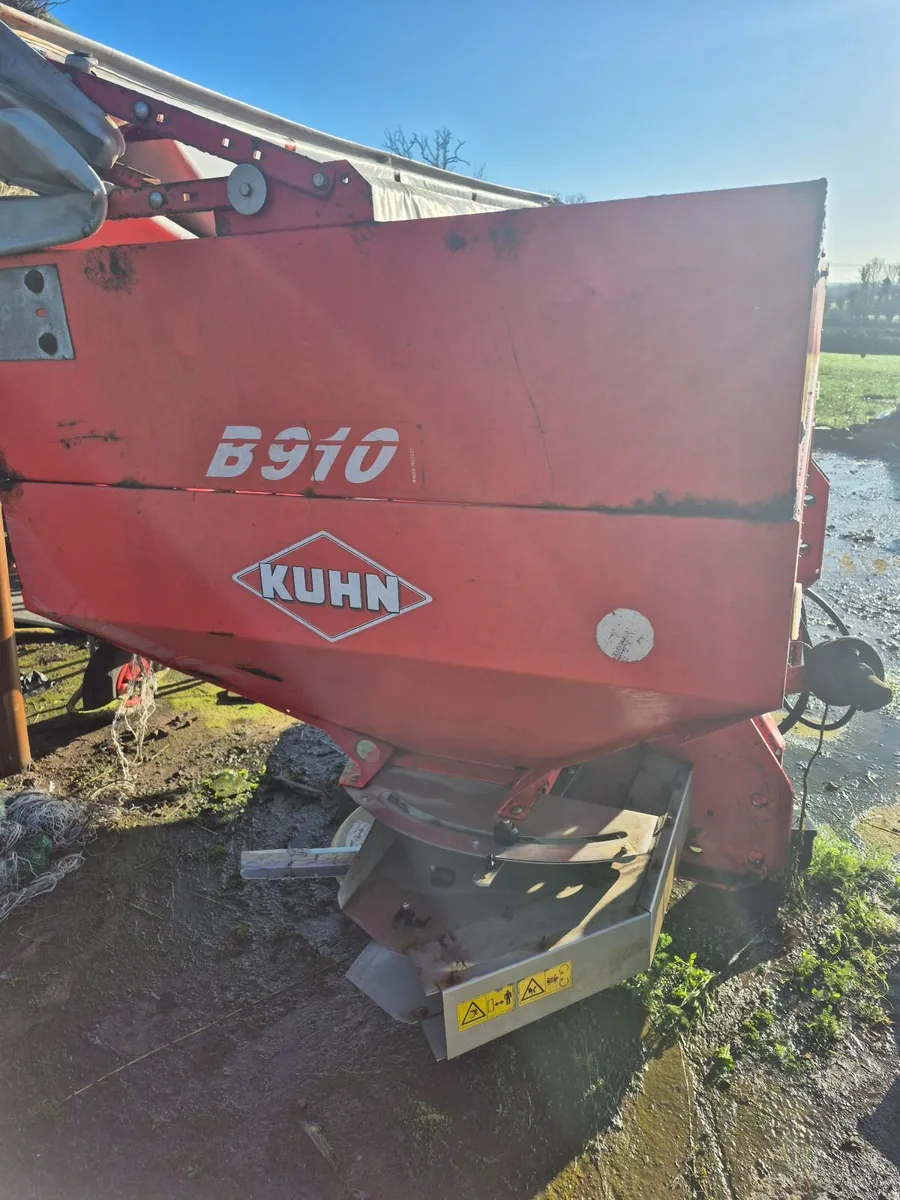 Kuhn fertiliser spreader - Image 2