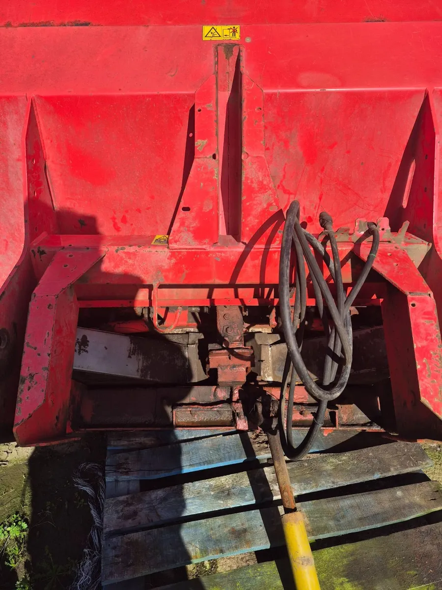 Kuhn fertiliser spreader - Image 4