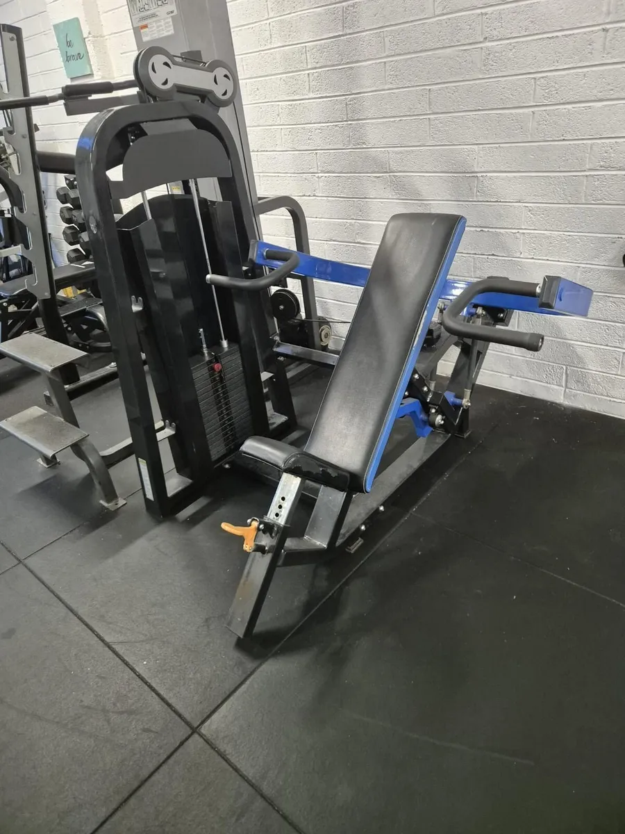 CHEST PRESS MACHINE