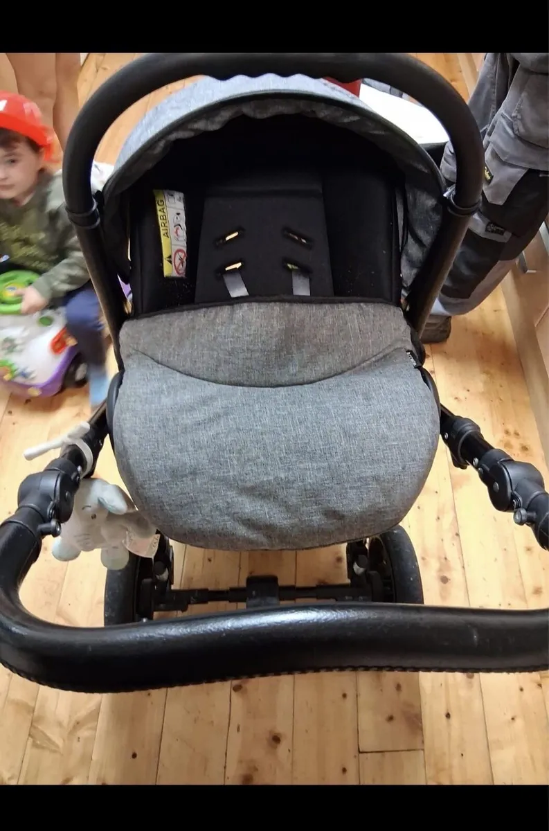 Pram stroller and car seat - Image 2