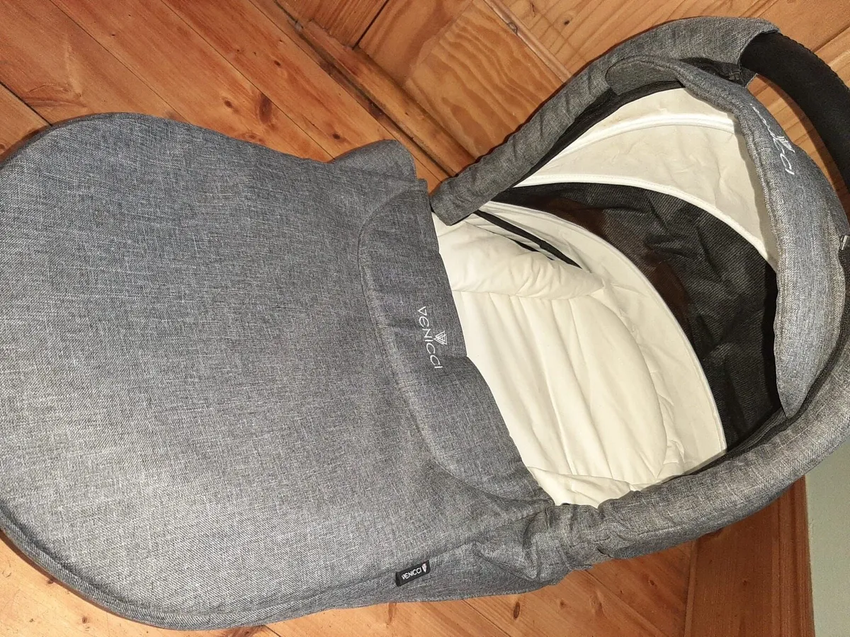 Pram stroller and car seat - Image 3