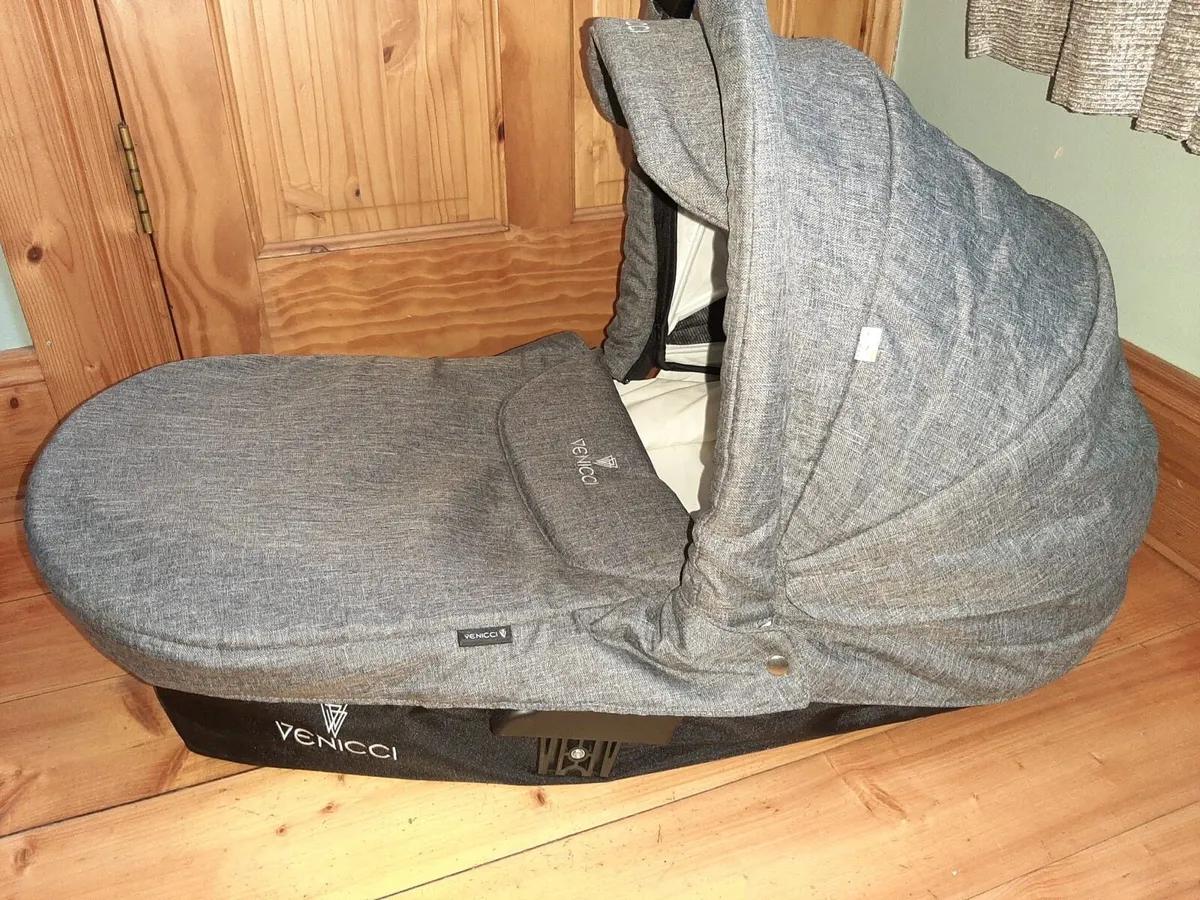 Pram stroller and car seat - Image 4