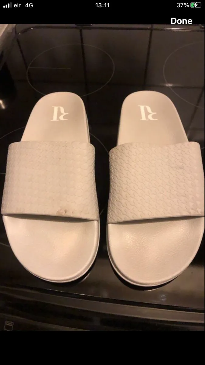 Mens river island flip flops size 7 €10 - Image 1