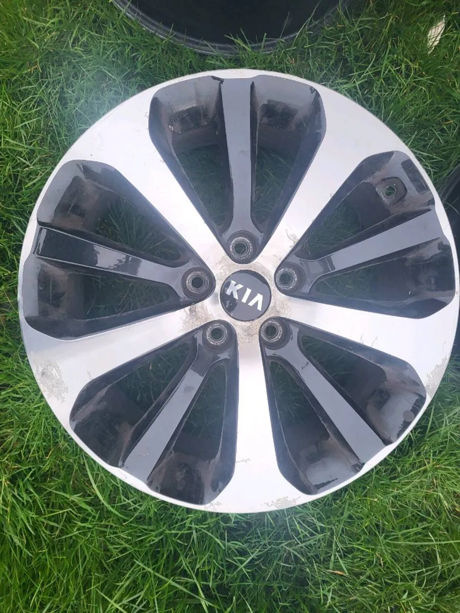 Kia Sorento 18" Alloys - Image 2