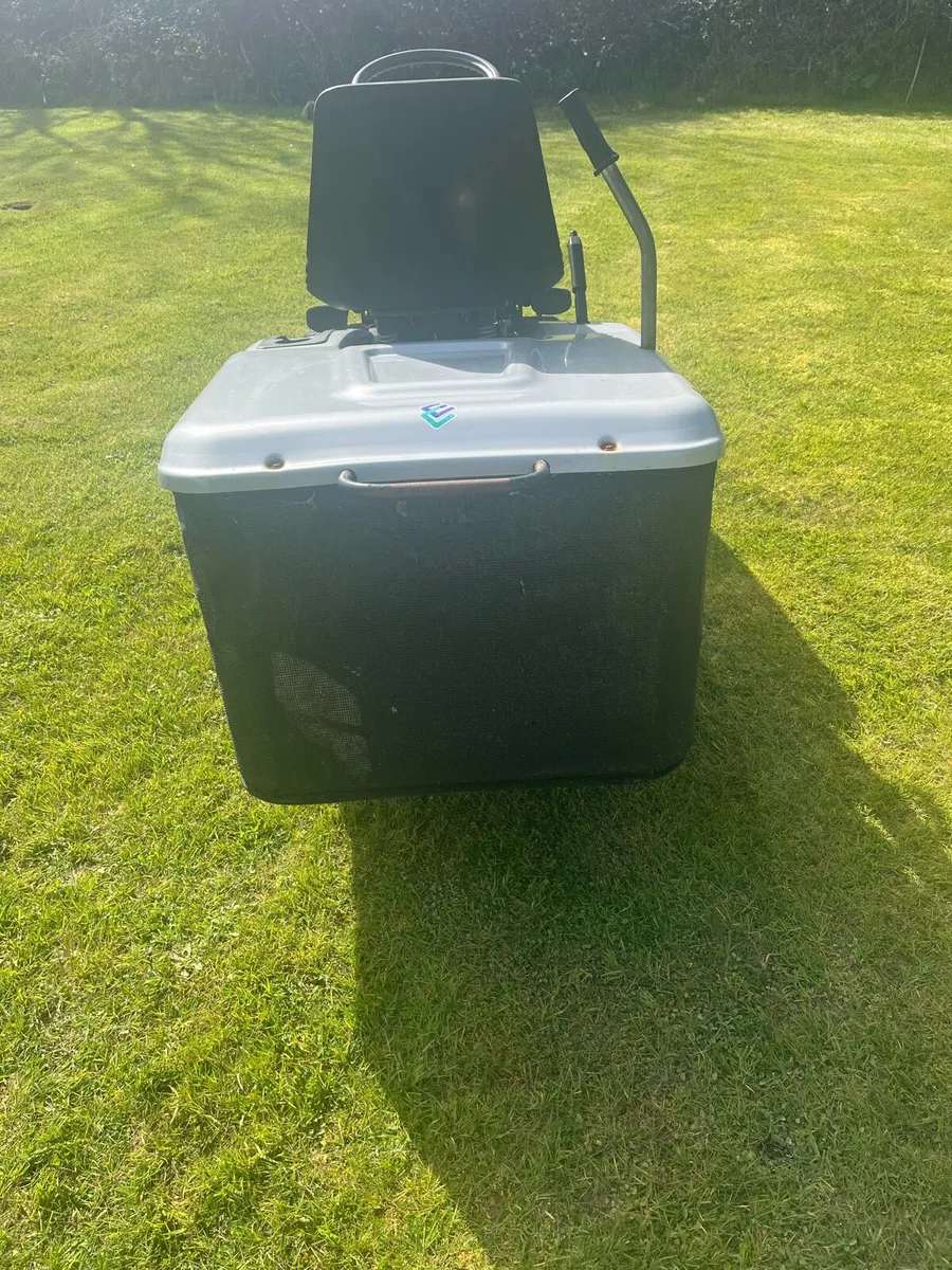 Ride on mower. - Image 3