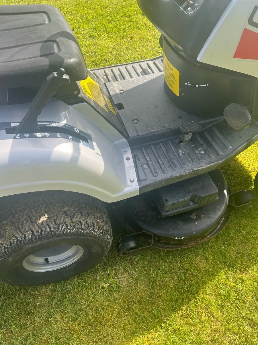 Ride on mower. - Image 4