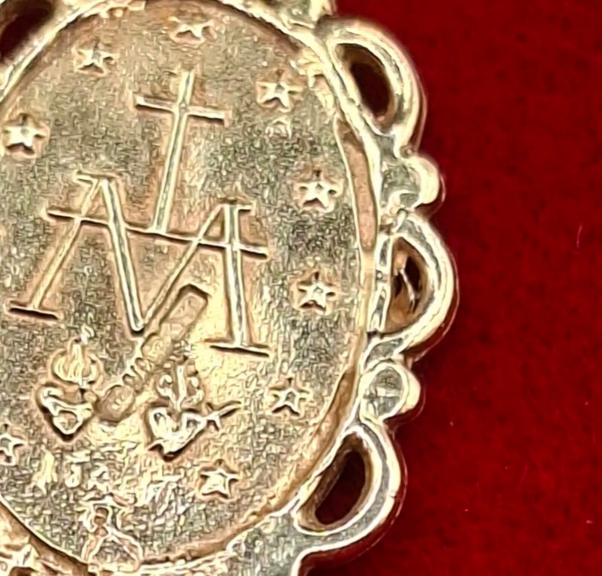 Vintage 9ct yellow gold miraculous medal - Image 4