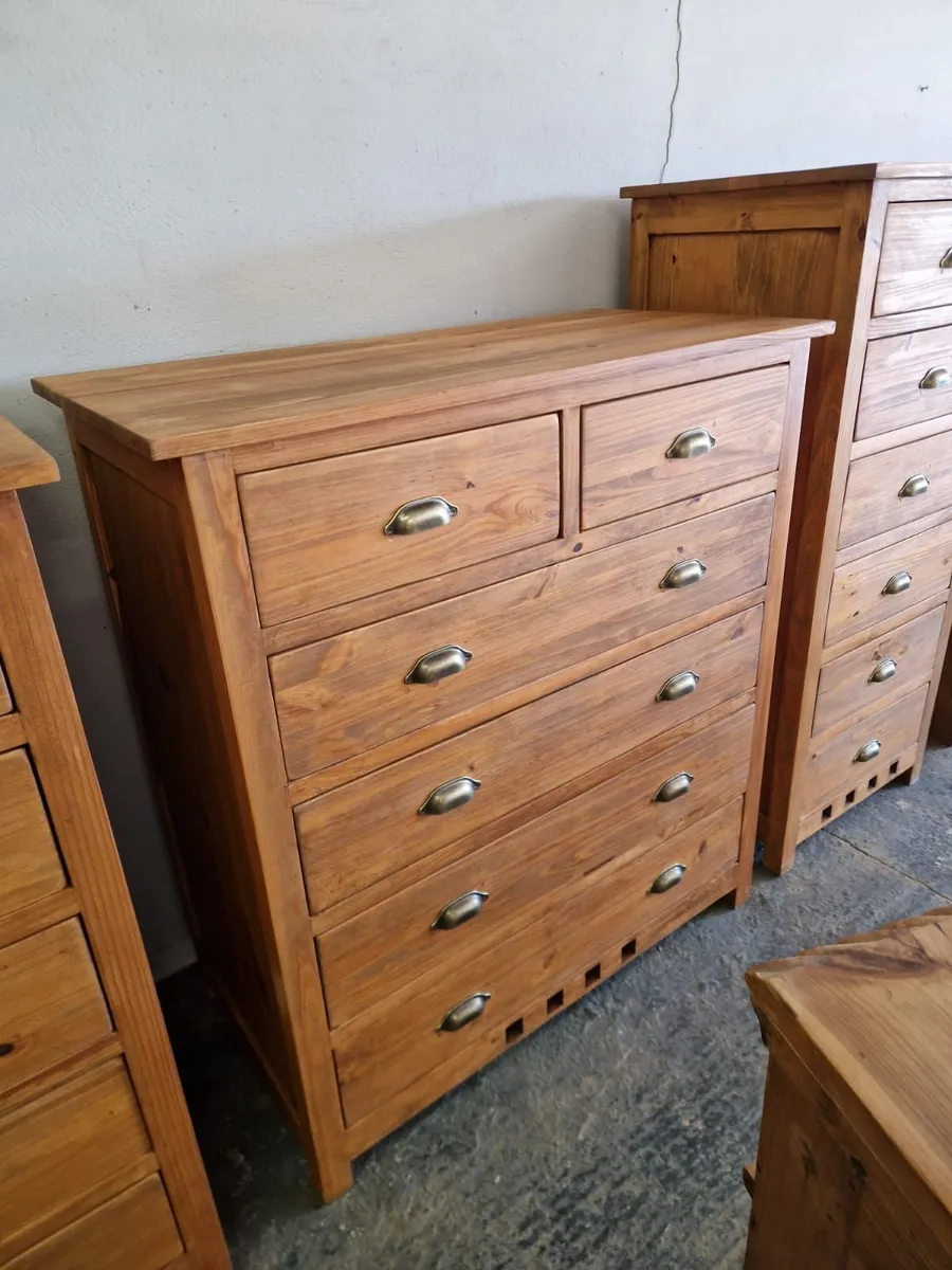 Shaker style pine chest of drawers - Image 1