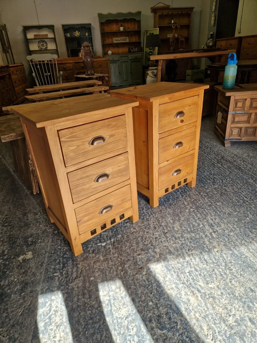 Pair Shaker style pine bedside lockers - Image 1