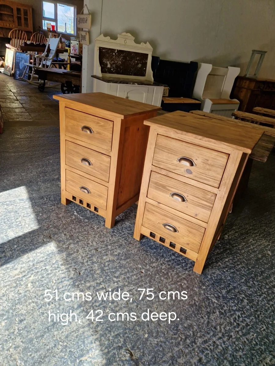 Pair Shaker style pine bedside lockers - Image 3