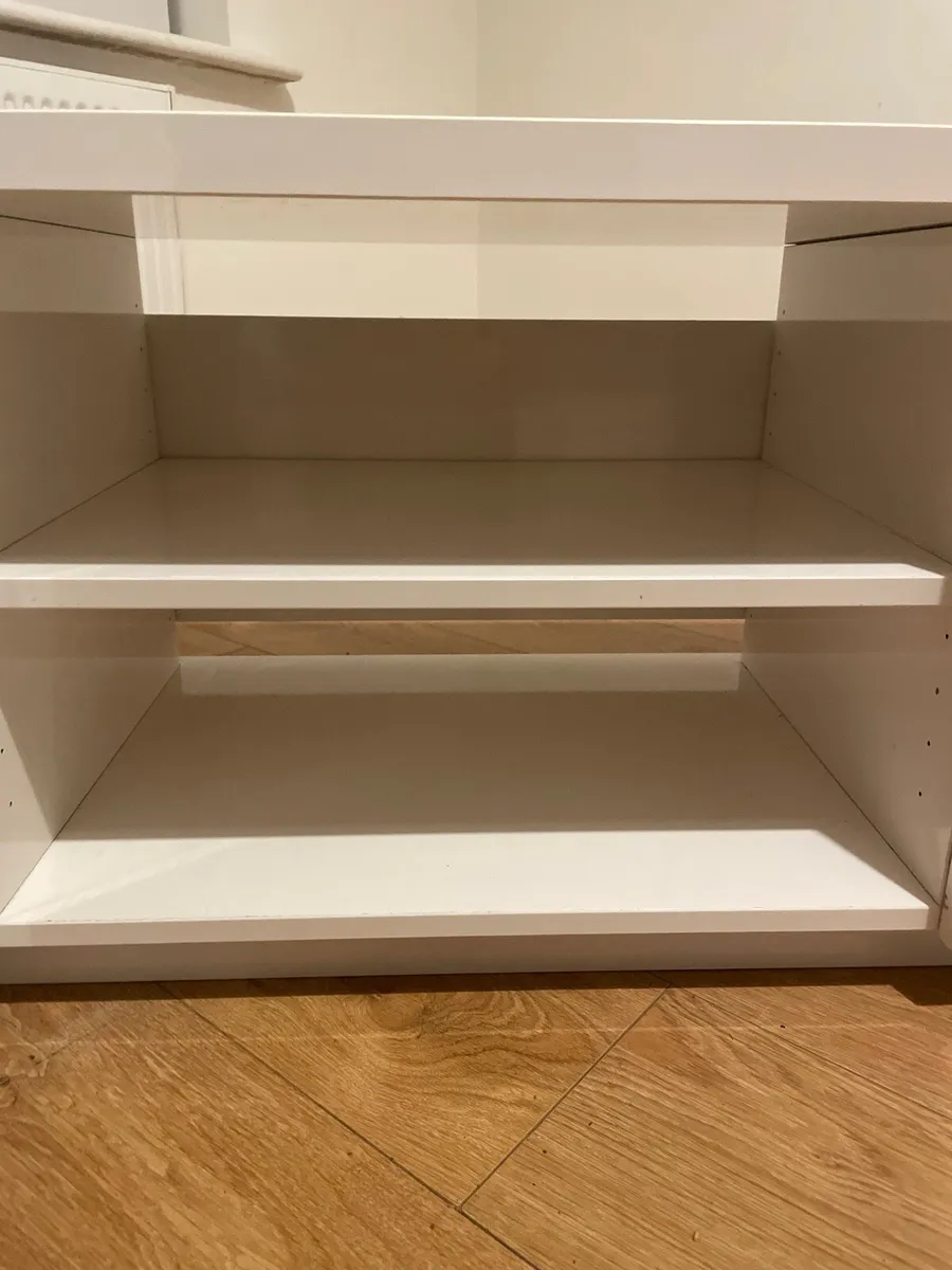 White Tv Set - Image 3