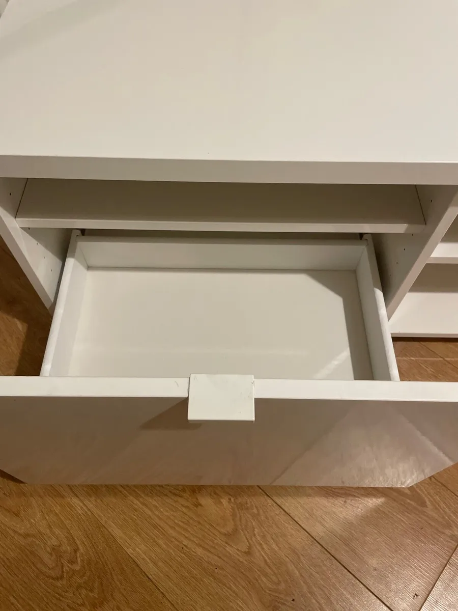 White Tv Set - Image 4