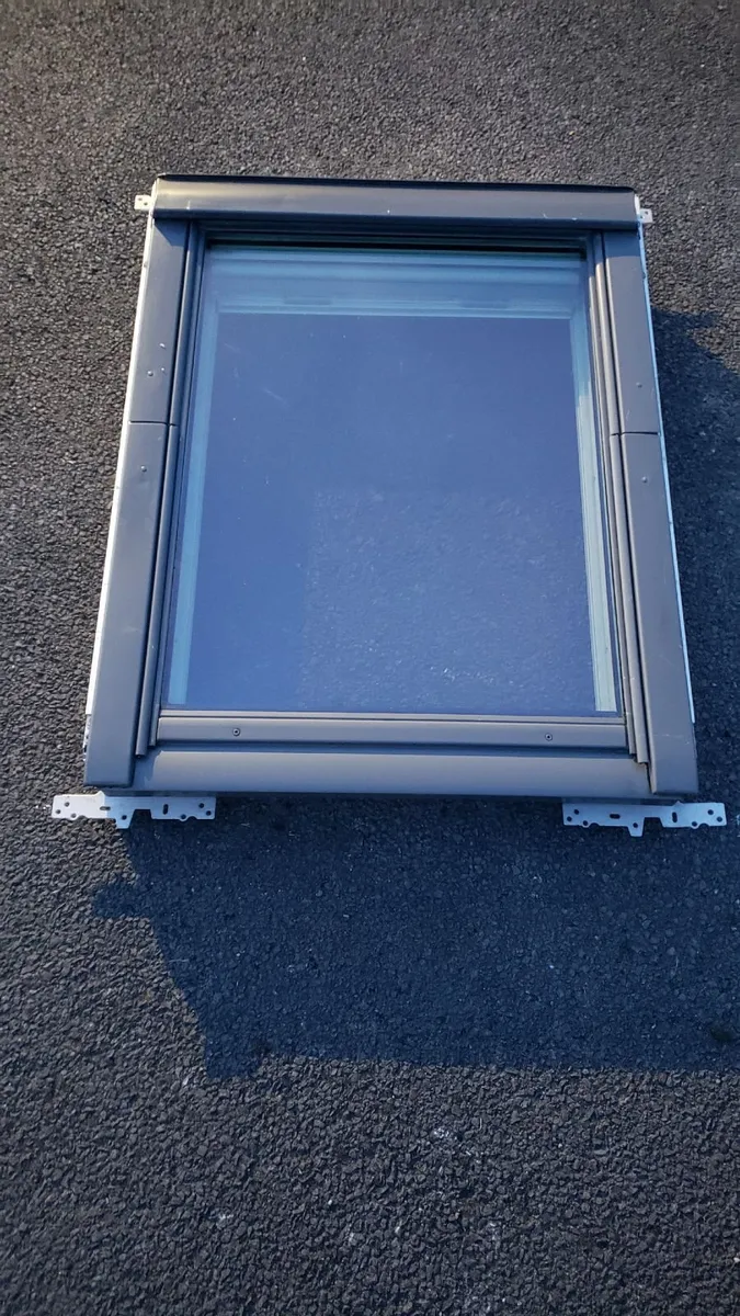 velux windows x3 + flashings kits velux blinds vgc - Image 3