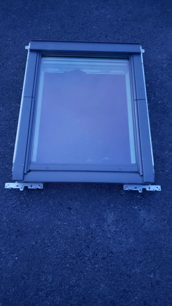 velux windows x3 + flashings kits velux blinds vgc - Image 2