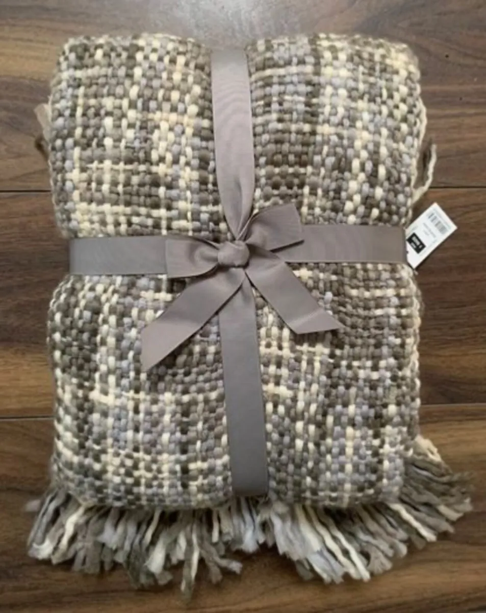 BRAND NEW Madison Grey Tassle Throw - 125x150cm - Image 2