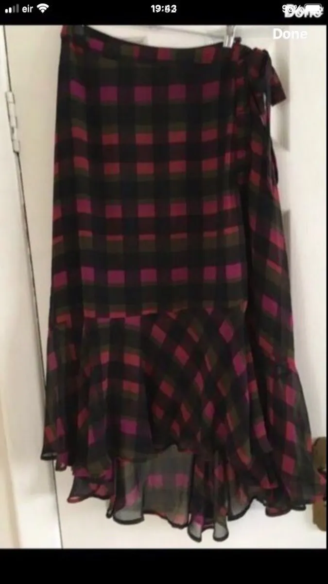 Ladies stunning skirt size 10 €5 - Image 1