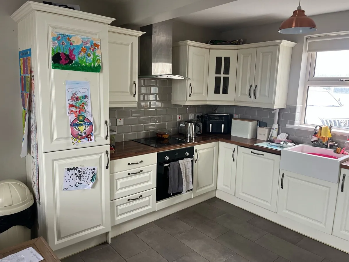 Kitchen/table and chairs for sale - Image 1