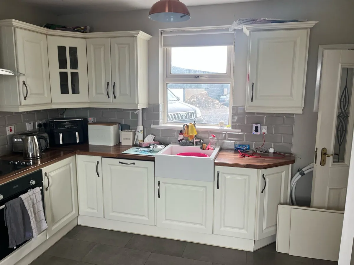 Kitchen/table and chairs for sale - Image 3