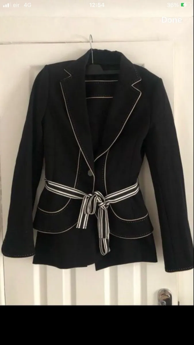 Ladies designer two piece suit size 6 €40 - Image 1