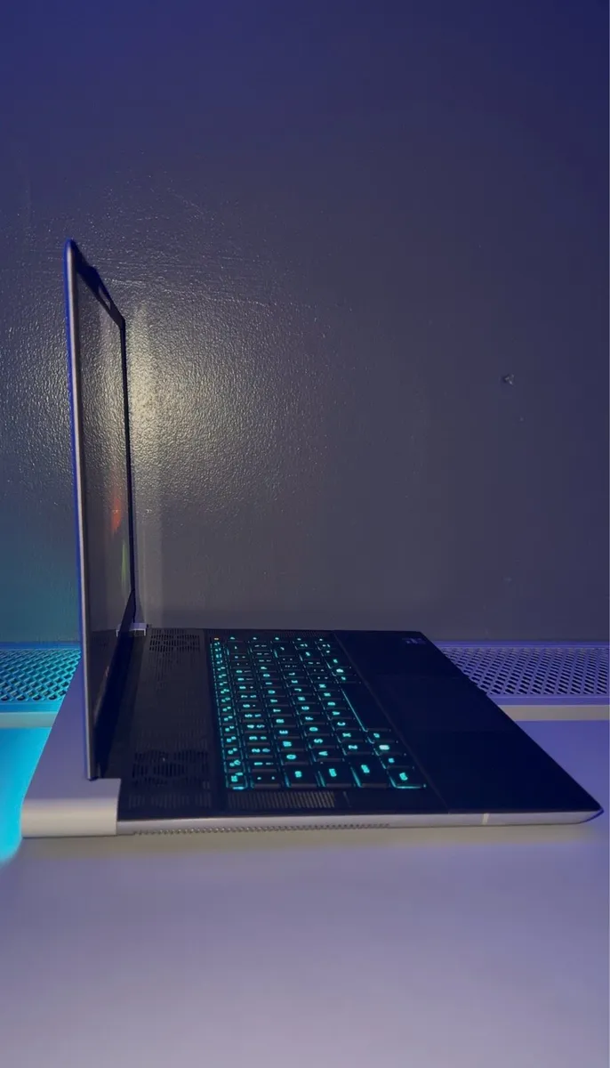 Gaming Laptop RTX 4090 | Intel i9 | Near-new - Image 4