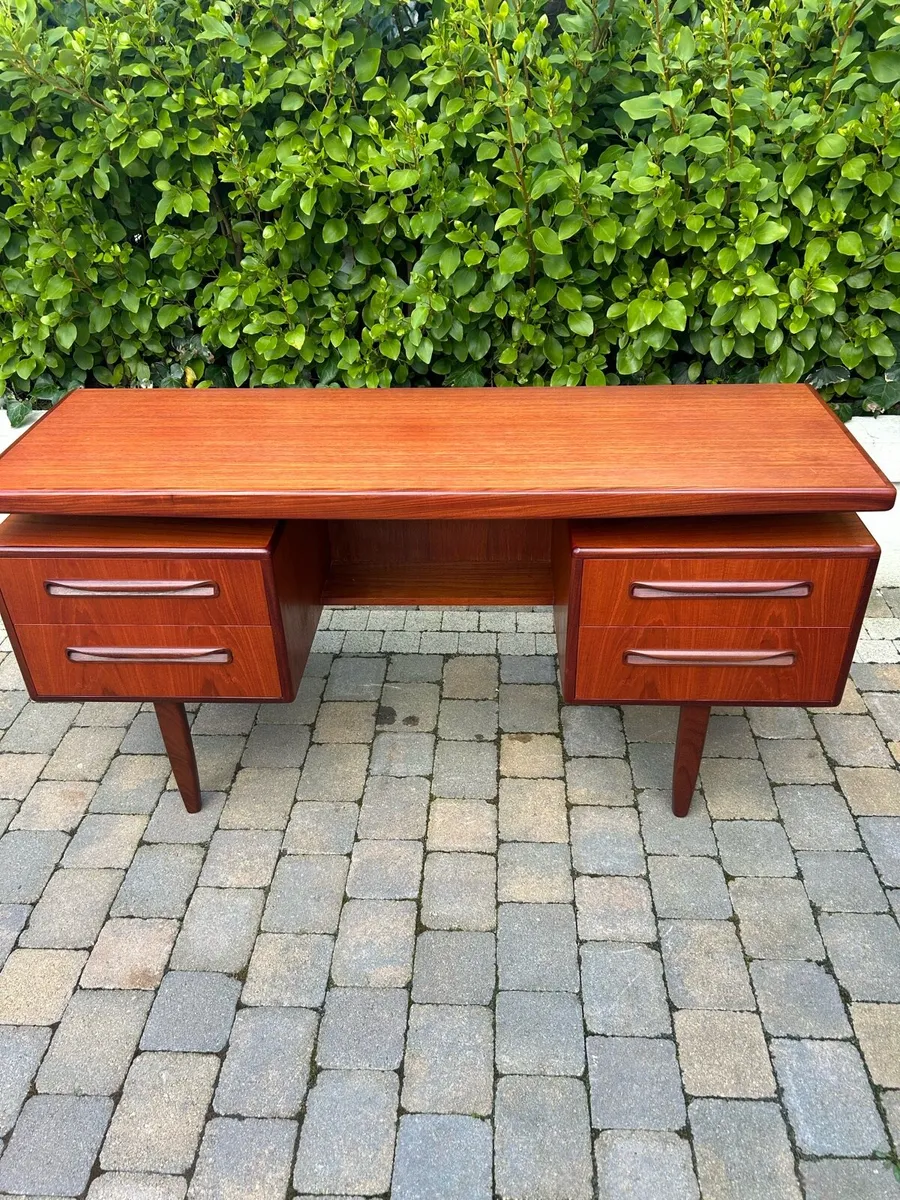 Mid century G Plan desk with floating shelf - Image 3