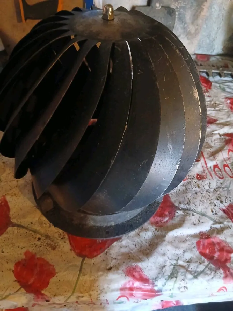 Chimney pot and cowles - Image 2