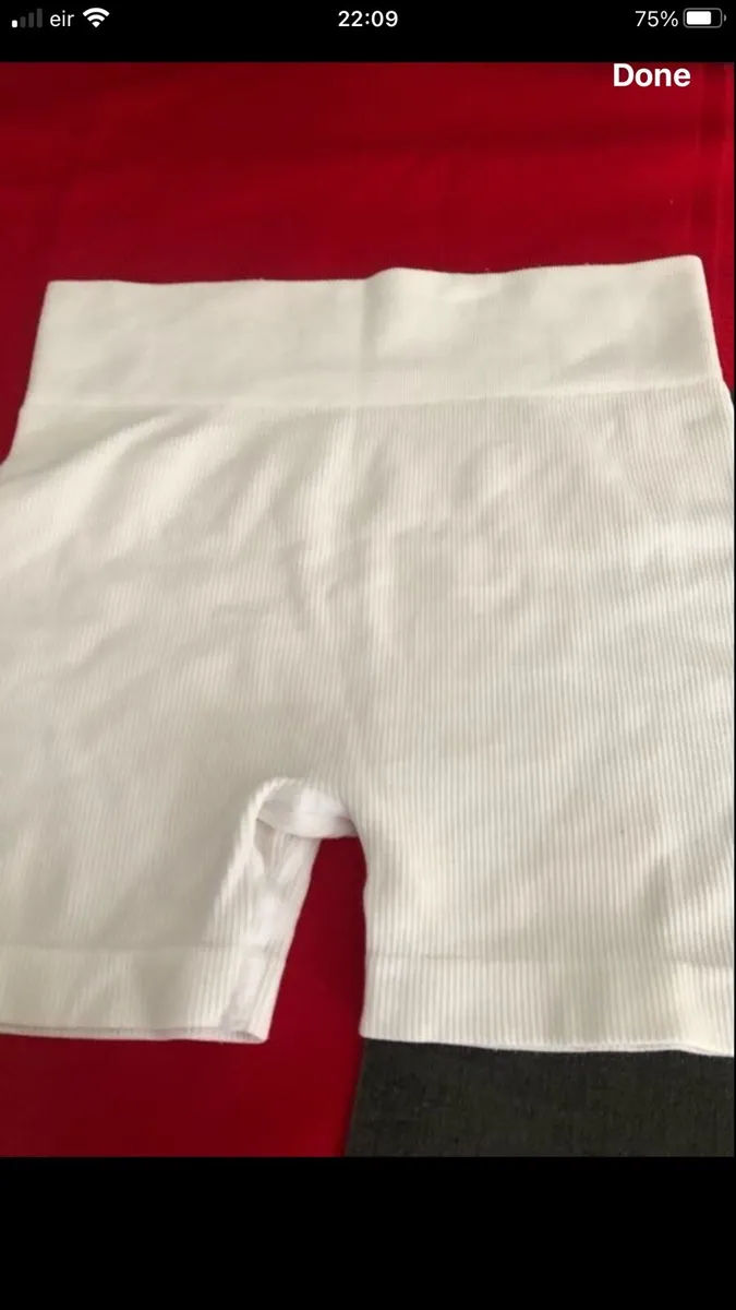 Ladies shorts size S €3 - Image 2