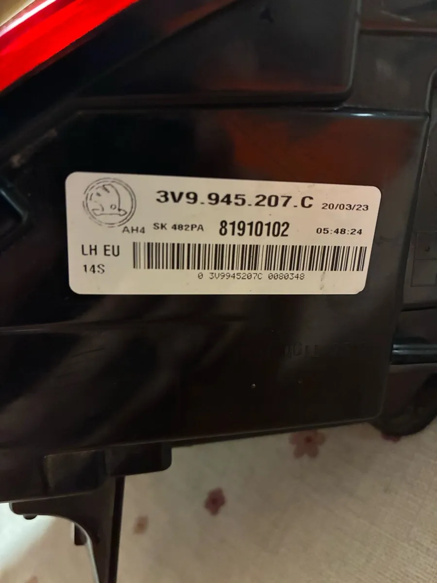 Skoda superb rear left outside light - Image 2