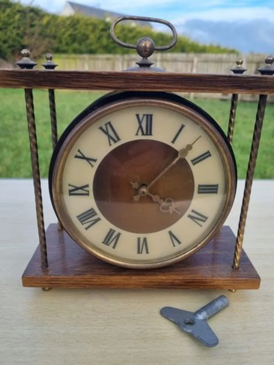 Vintage mantel clock/desk clock "Vesna" - Image 1