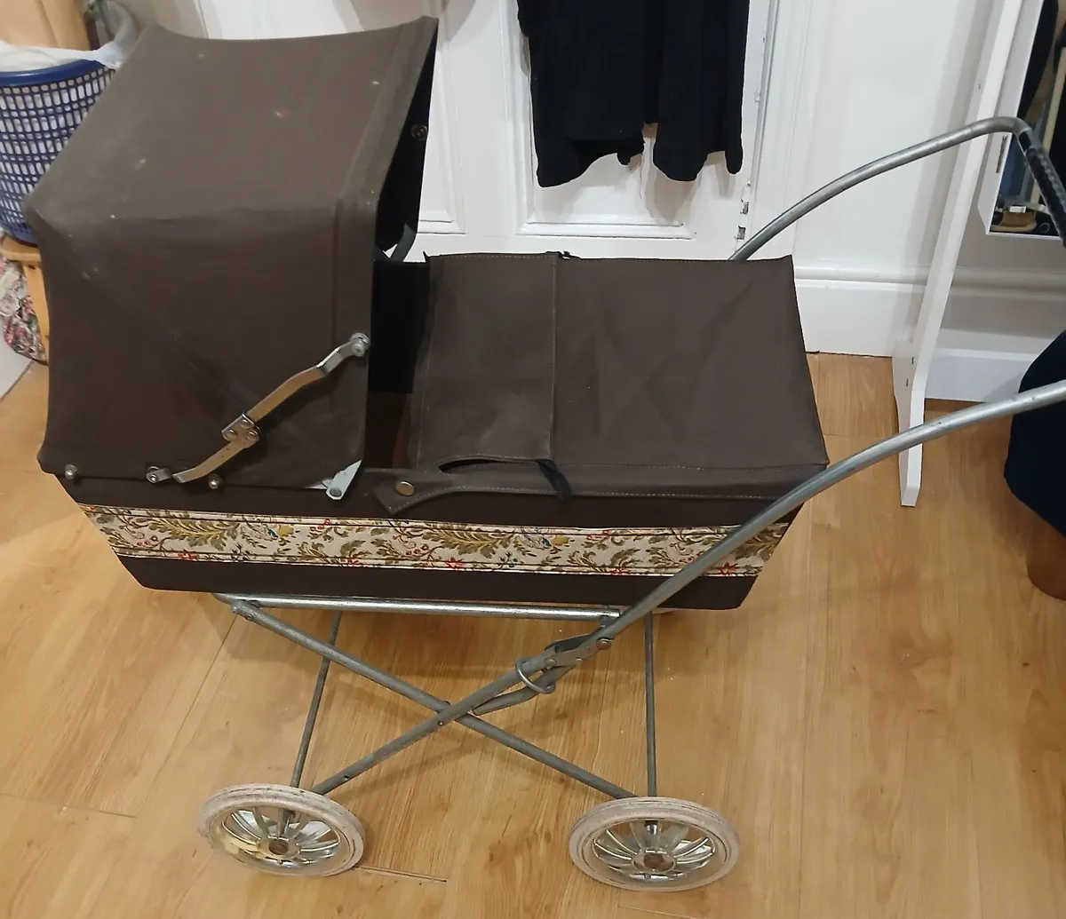 Vintage  Pedigree Dolls Pram - Image 4