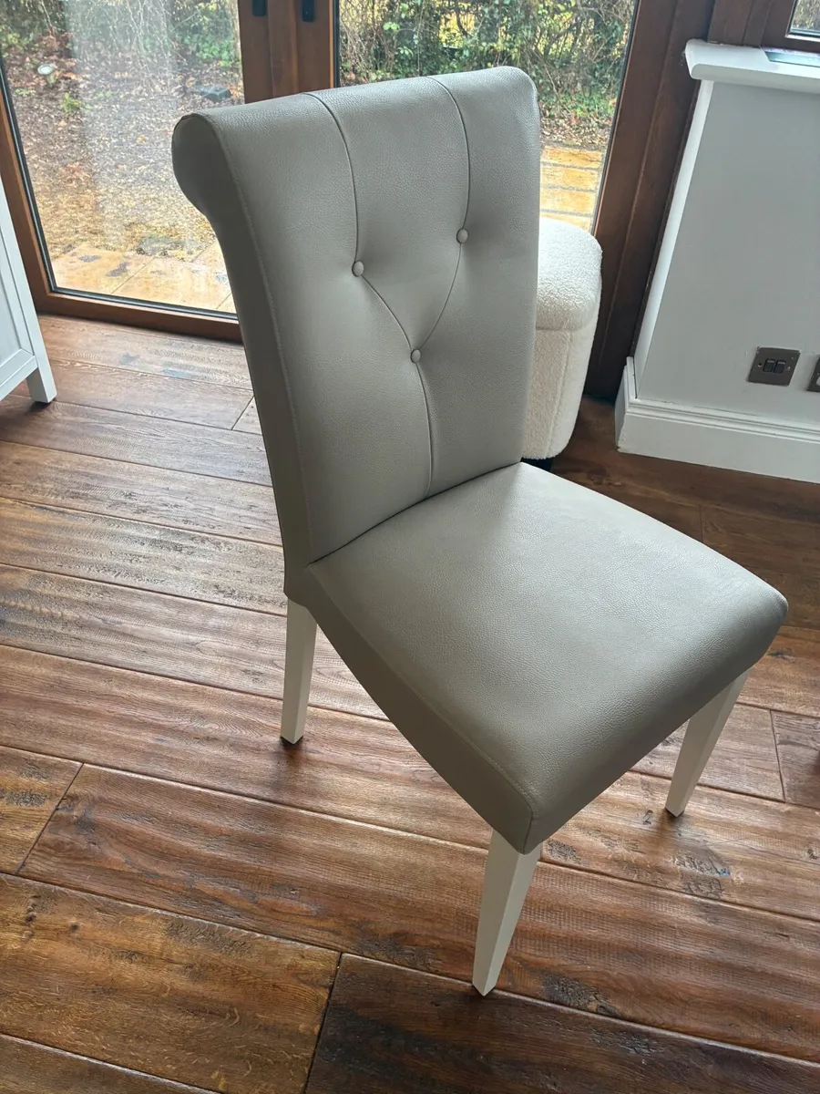 Like new- Extendable table and six chairs - Image 4