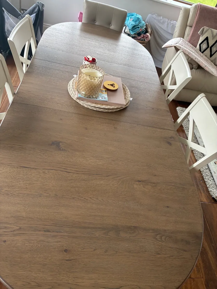 Like new- Extendable table and six chairs - Image 3