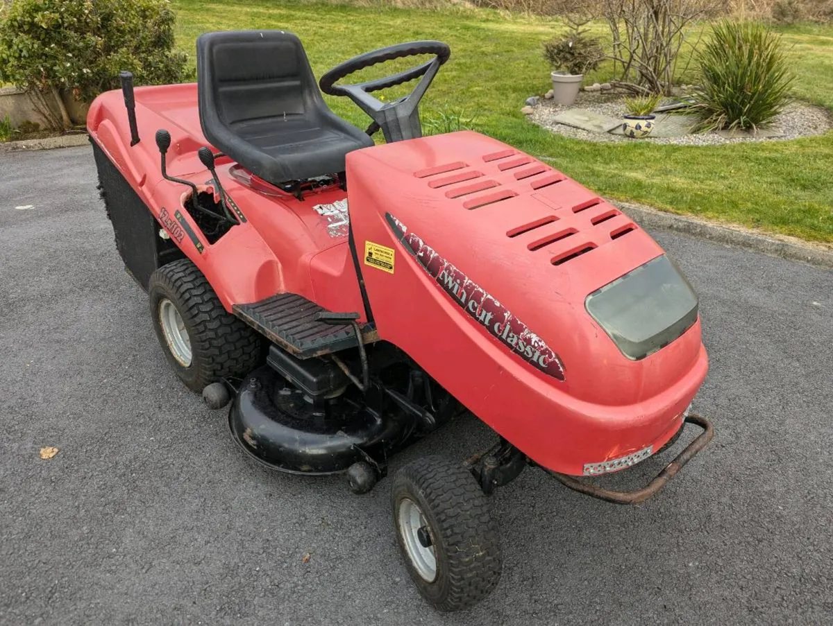 Ride on lawnmower - Image 1
