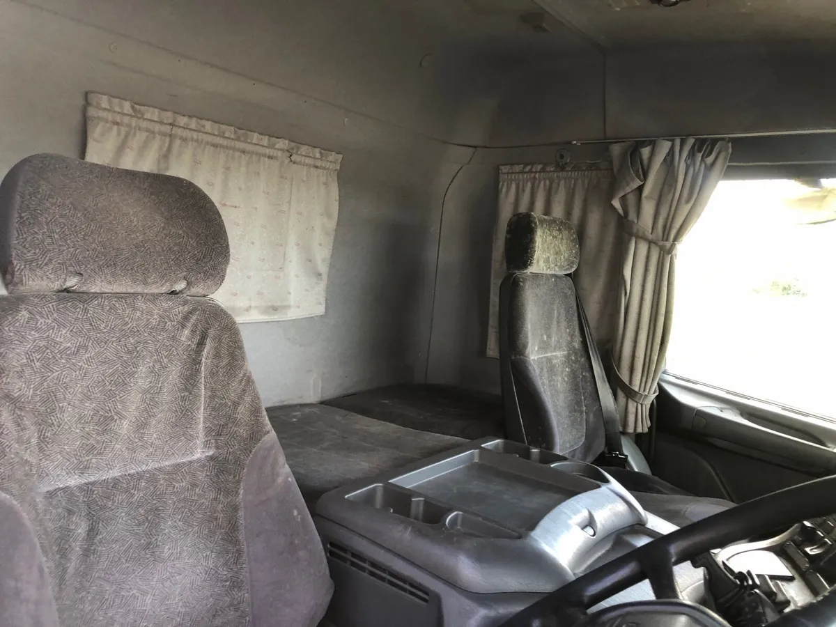 Scania 94D 2003 260 manual 8 speed - Image 2