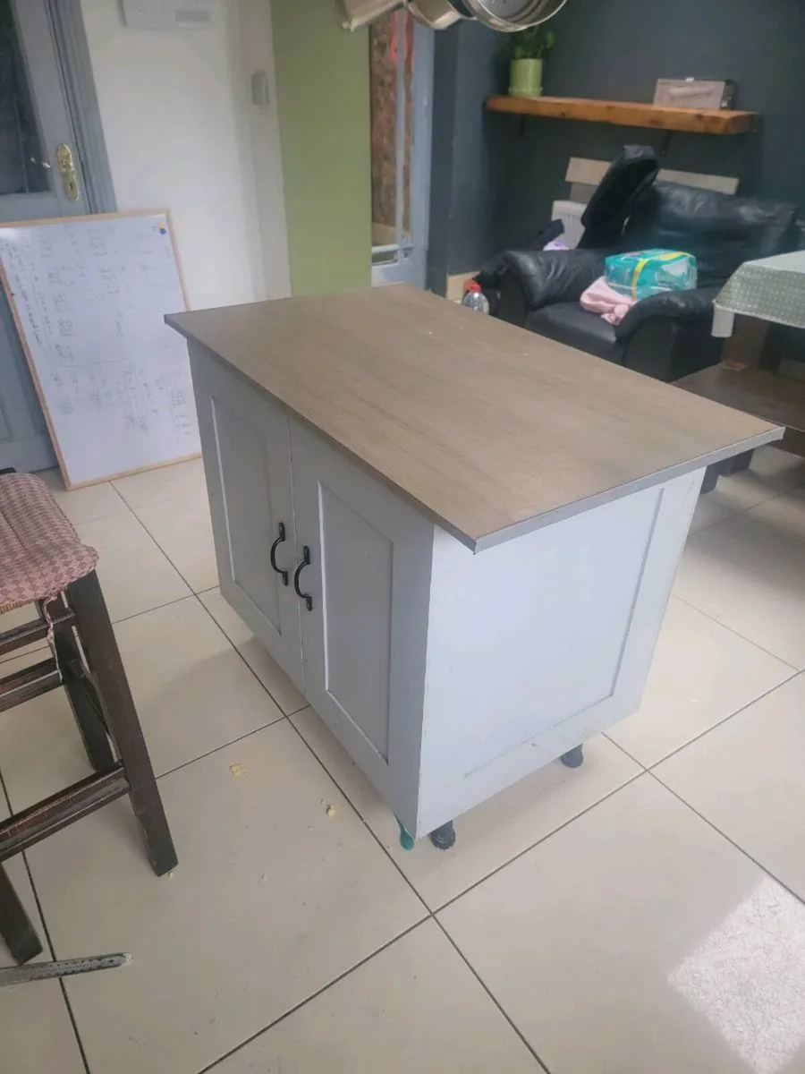 Kitchen island - Image 1