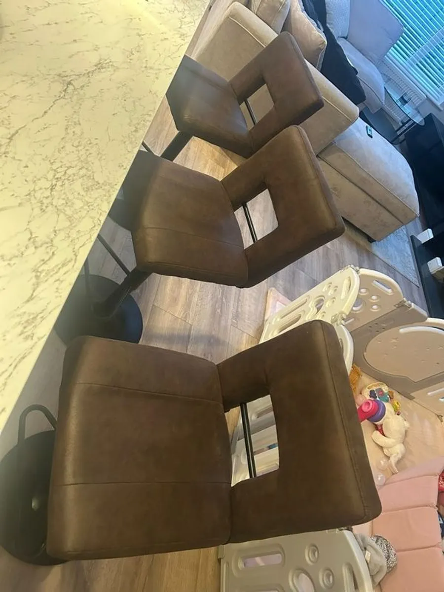 table and chairs - Image 1