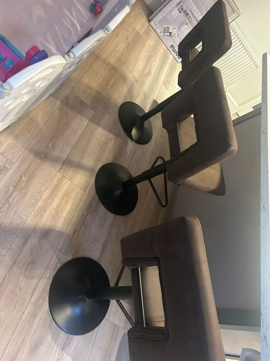 table and chairs - Image 2