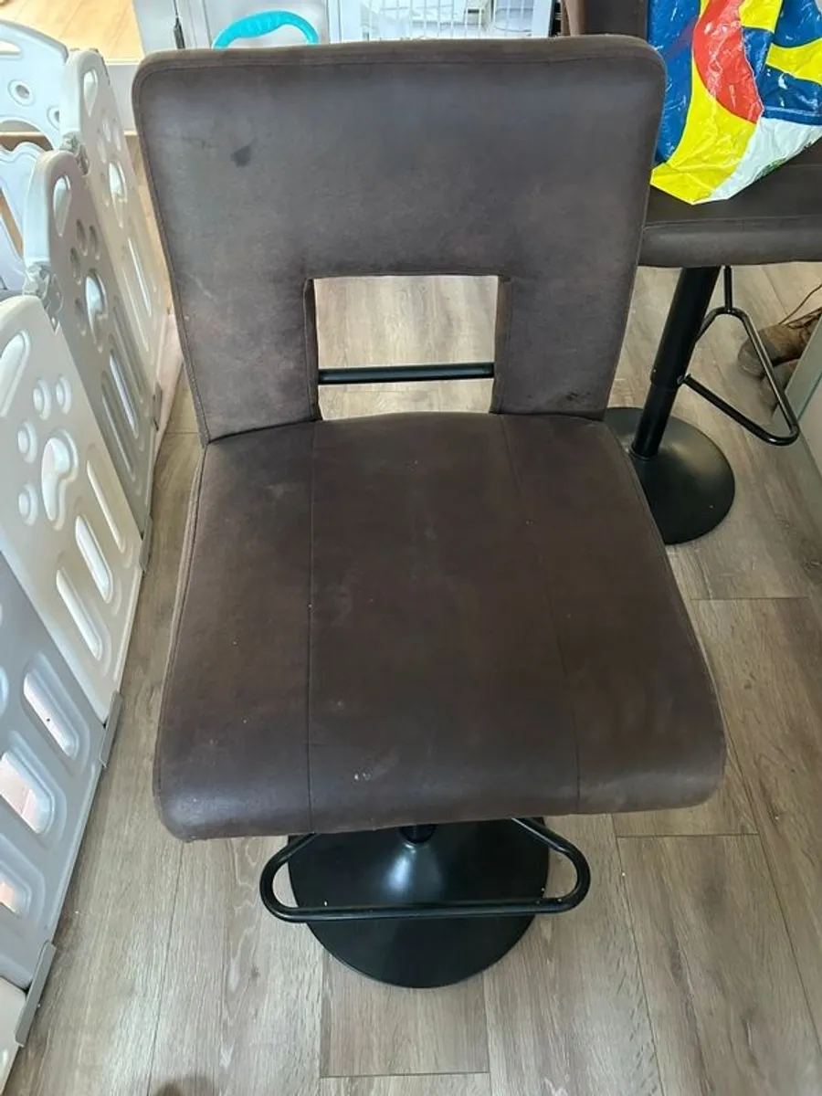 table and chairs - Image 3