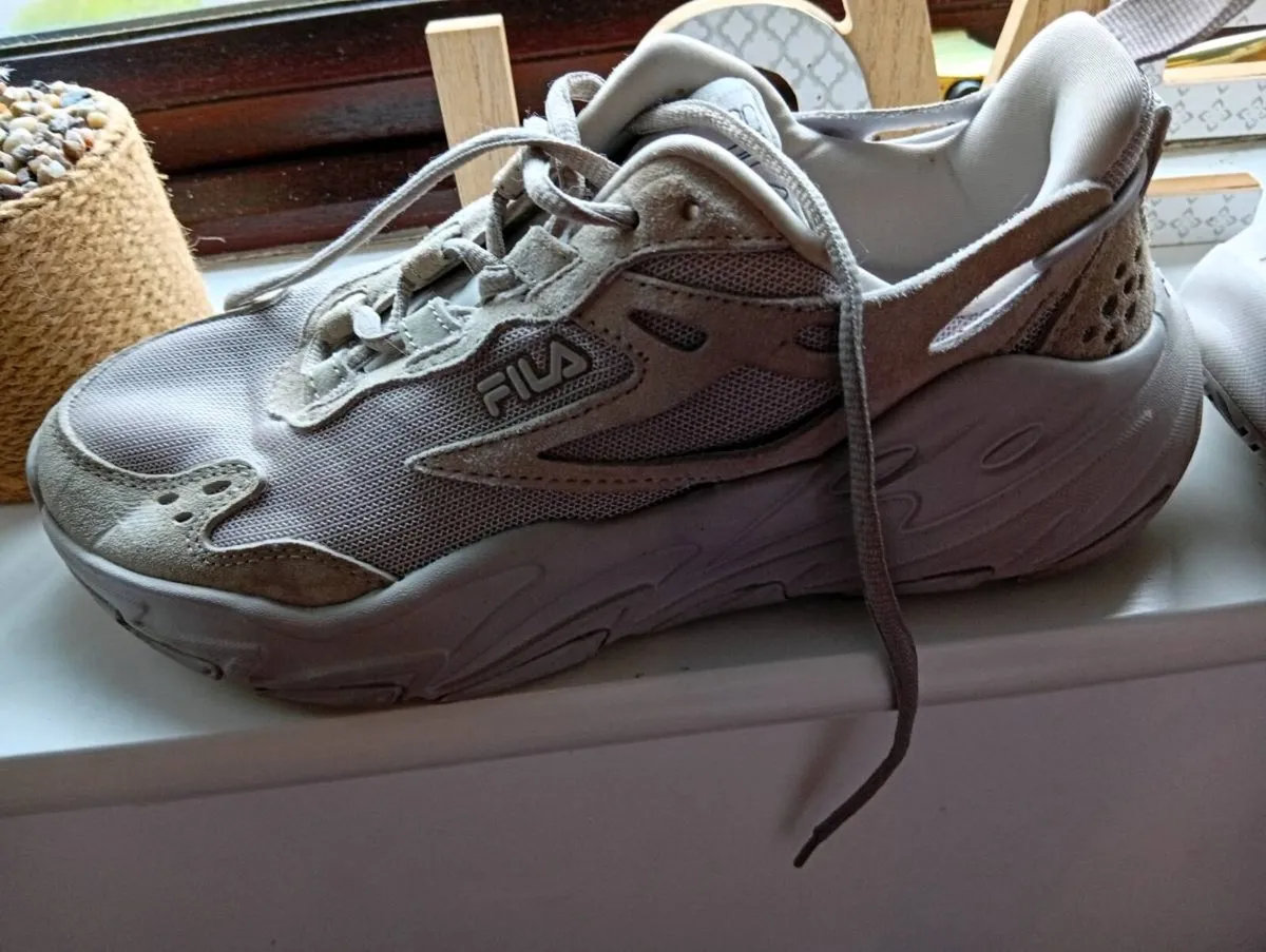 Ladies fila trainers size 5.5 - Image 2